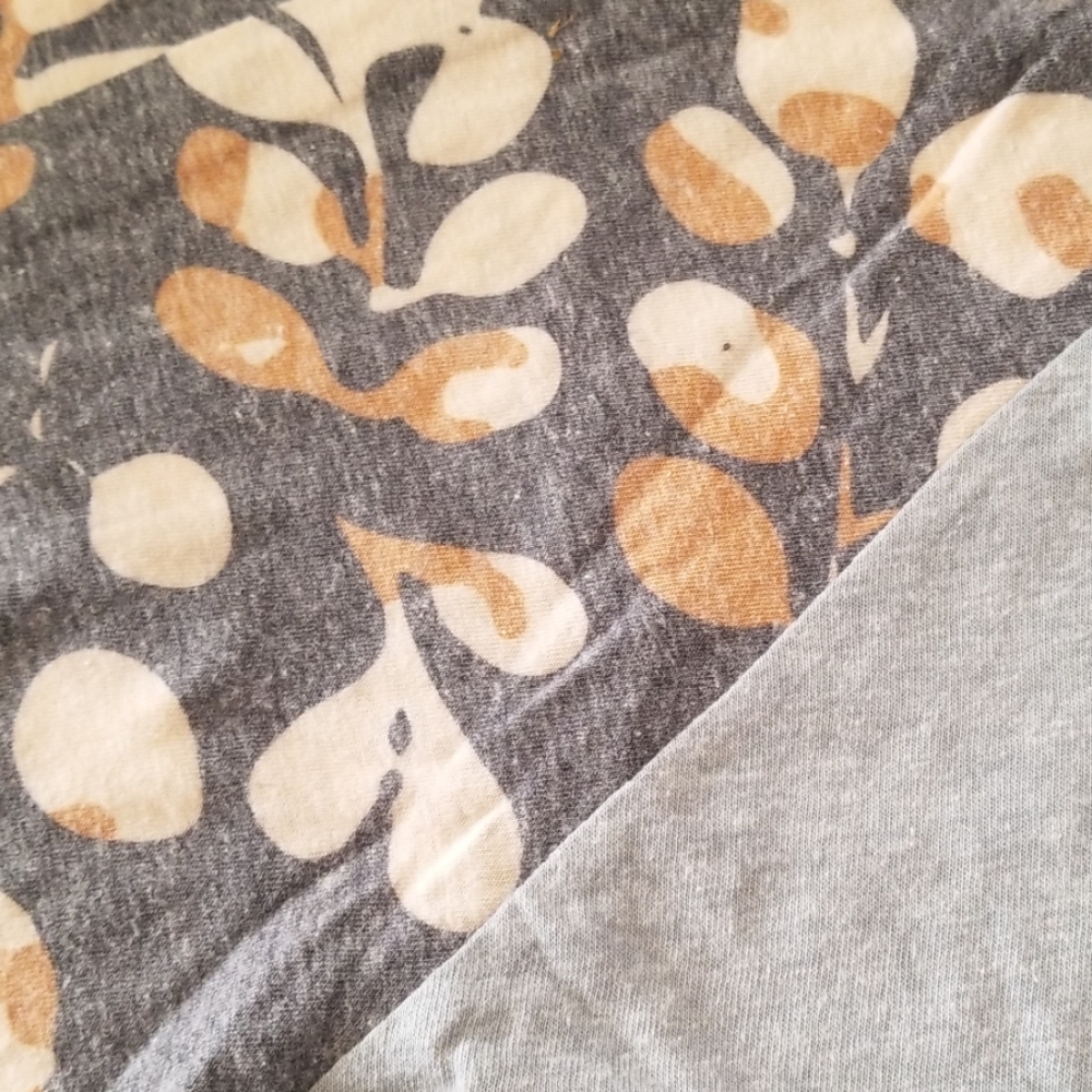 Lularoe Randy Tee ($BUNDLE AND SAVE$) - Picture 2 of 3
